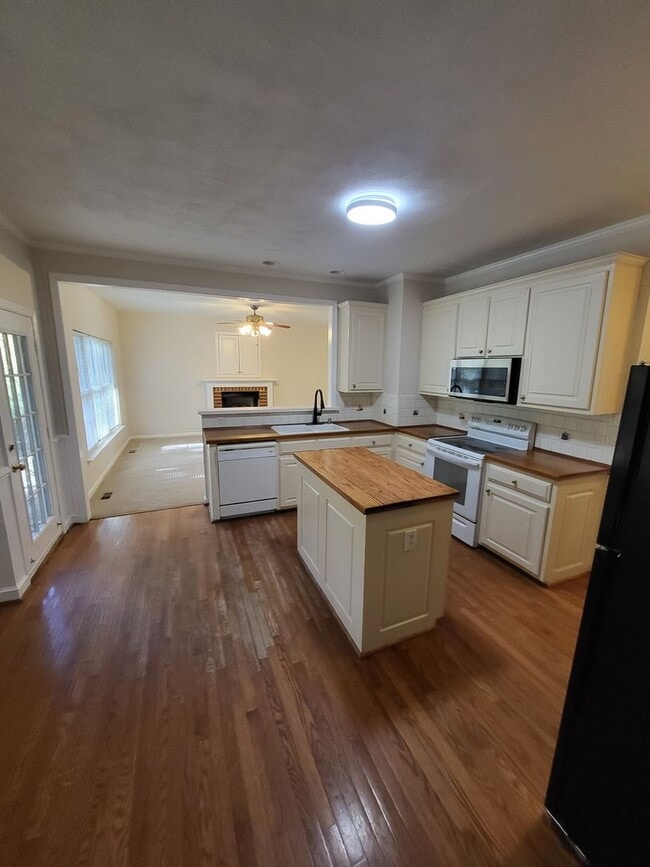 Building Photo - SAWYERS MILL