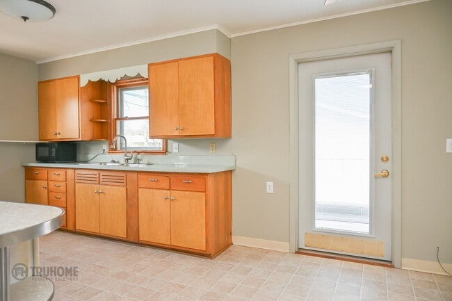 Building Photo - 4 Bed 2 Bath in Prime Location: Your Perfect Home Close to UND!