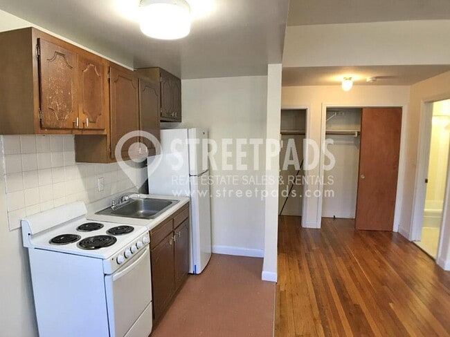 Building Photo - bedroom in Boston MA 02134