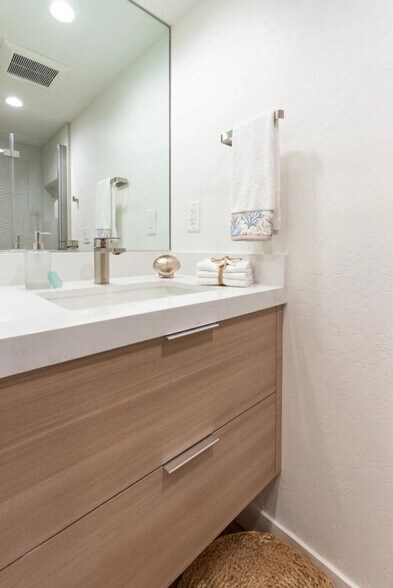 Building Photo - 112 Marina Ave