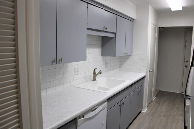 Building Photo - 6060 Birchbrook Dr