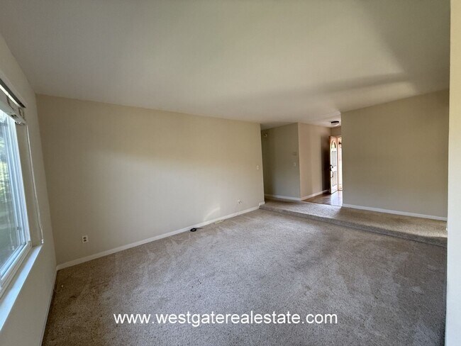 Building Photo - Lovely southeast Petaluma single level 3 b...