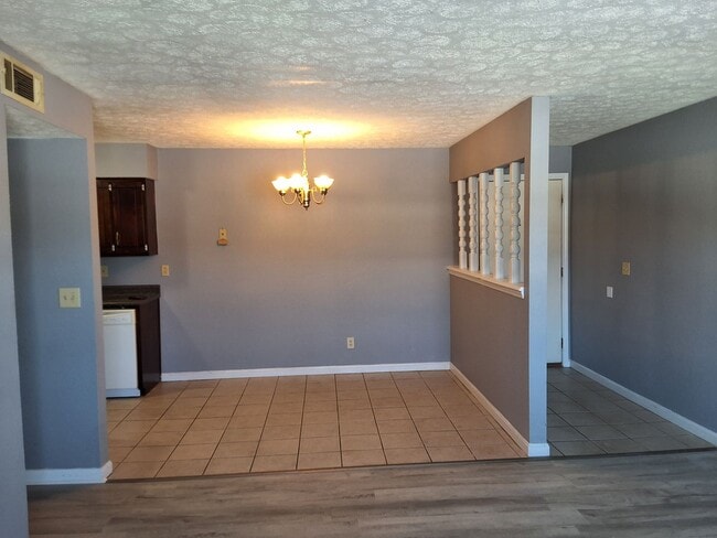 Building Photo - Cozy & Comfy 2 Bed, 1 Bath 365-12 Elmwood Dr