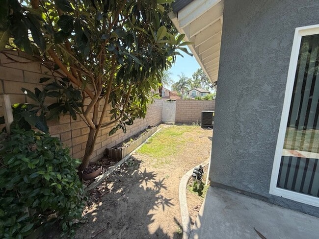 Building Photo - White Picket Fence Home in Irvine