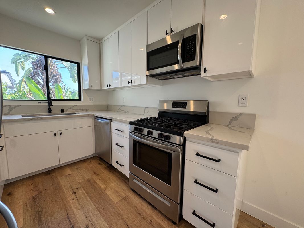 Building Photo - 1347 N Stanley Ave