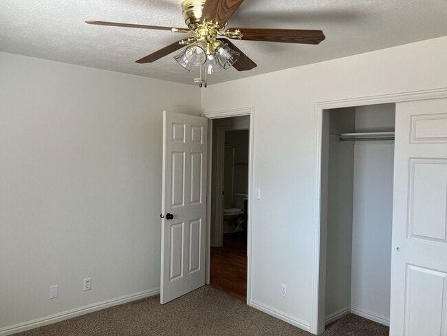 Building Photo - 627 E Springhill Dr