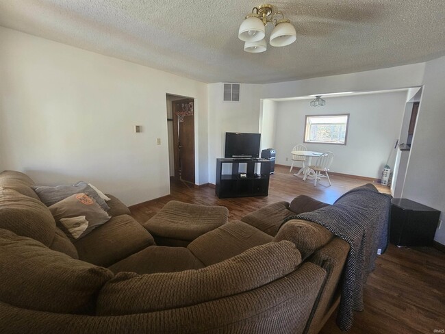 Building Photo - 4035 N Hinkle Rd