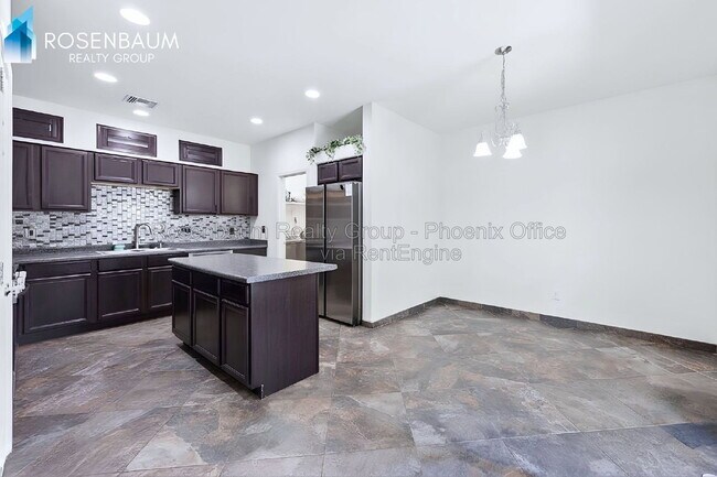 Building Photo - 9336 S 33rd Dr
