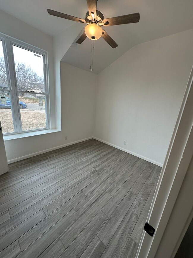 Building Photo - AVAILABLE NOW!! NEWLY REMODELED