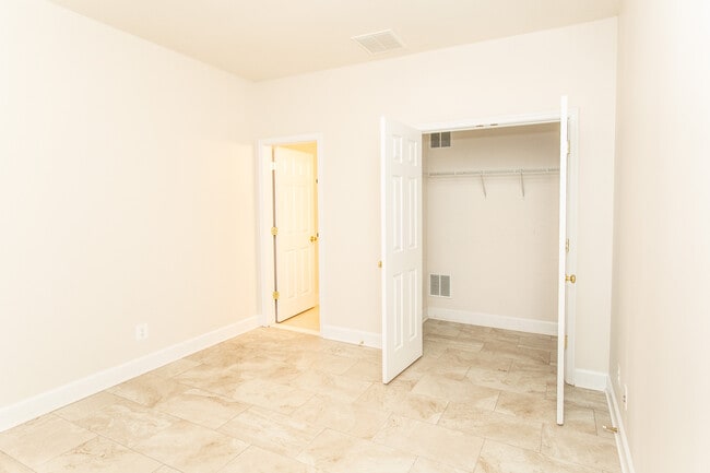 Building Photo - 2443 Huntington Park Dr