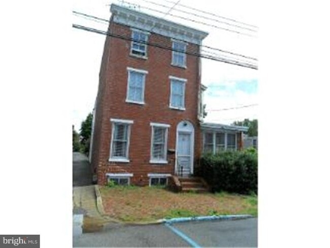 Building Photo - 109 E 2nd St