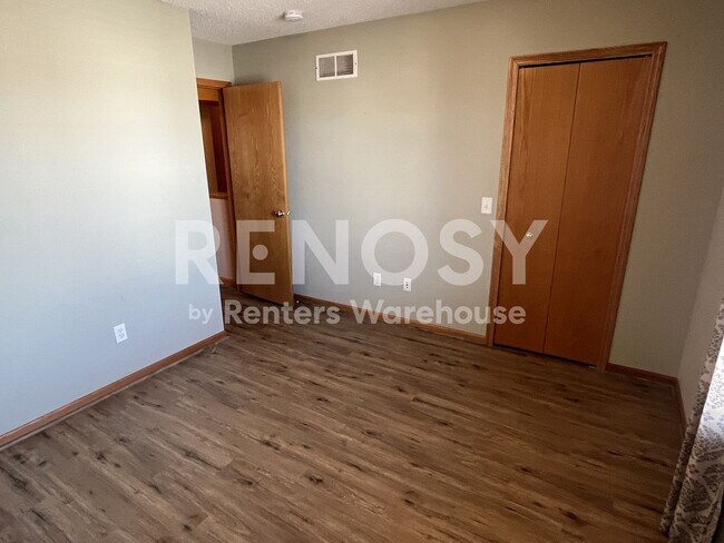 Building Photo - Available August 8 - 2 Bed/1.5 Bath Townhome in Prior Lake