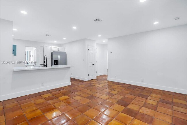 Building Photo - 850 SW 12th Ct