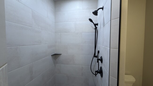 Building Photo - 527 B St