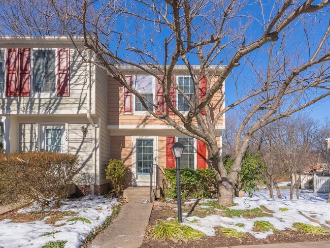 Building Photo - Charming Townhome in Reston with 2-bedroom...