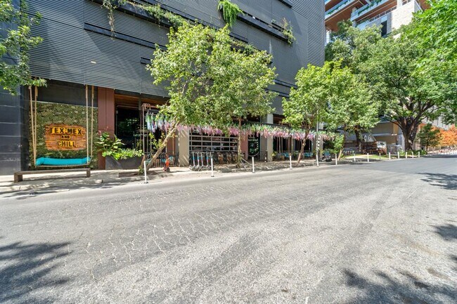 Building Photo - 603 Davis St