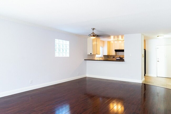 Interior Photo - 404 W 4th St