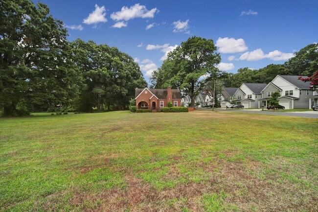 Building Photo - Lovely Brick Ranch Home Close to Uptown Ch...