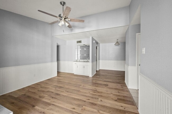 Building Photo - Richmond/Amanda west of Fondren, Classic, beautifully maintained, 2nd floor condominium offers 2 ...