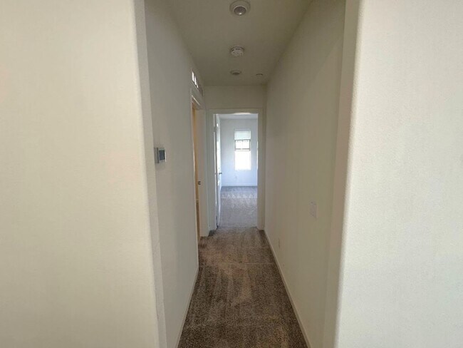 Building Photo - 1014 W Buttercup Ln