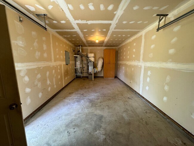 Building Photo - 1048/A/