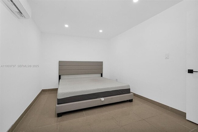 Building Photo - 2419 Coolidge St