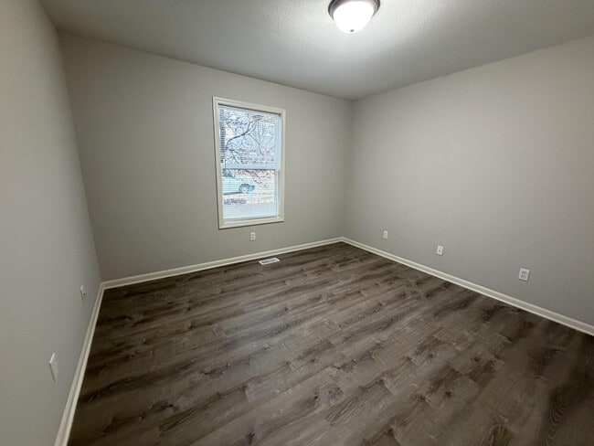 Building Photo - 208 Jackal Dr