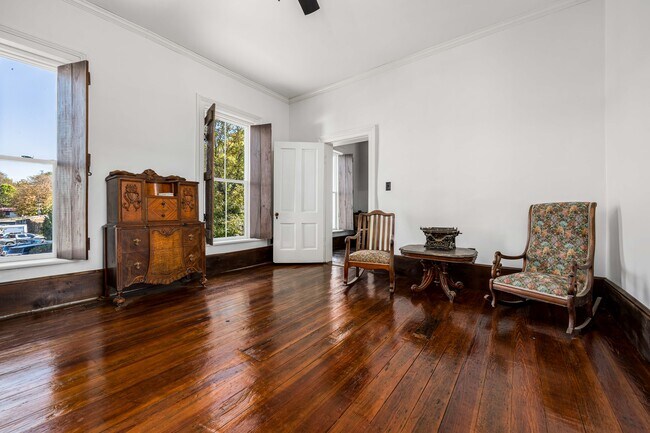 Building Photo - 120 S Cherokee St