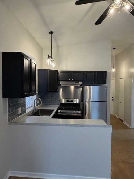 Building Photo - 2328 W Belmont Ave