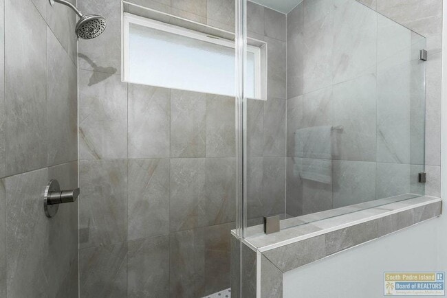 Building Photo - 18 S Bay Hill Dr