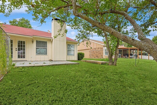 Building Photo - 2502 High Hollow Dr