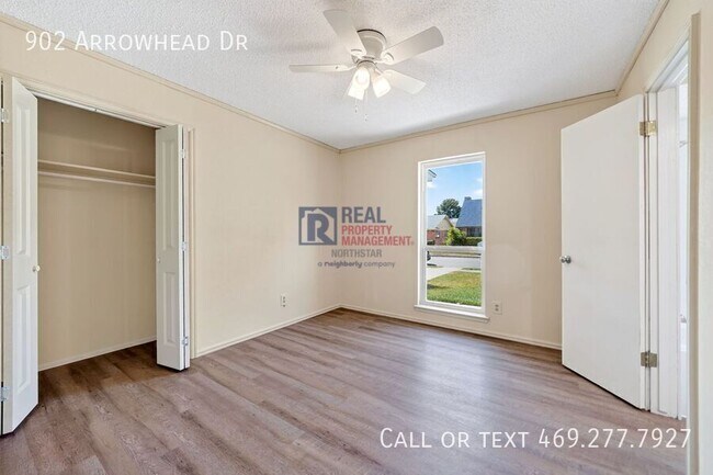Building Photo - 902 Arrowhead Dr