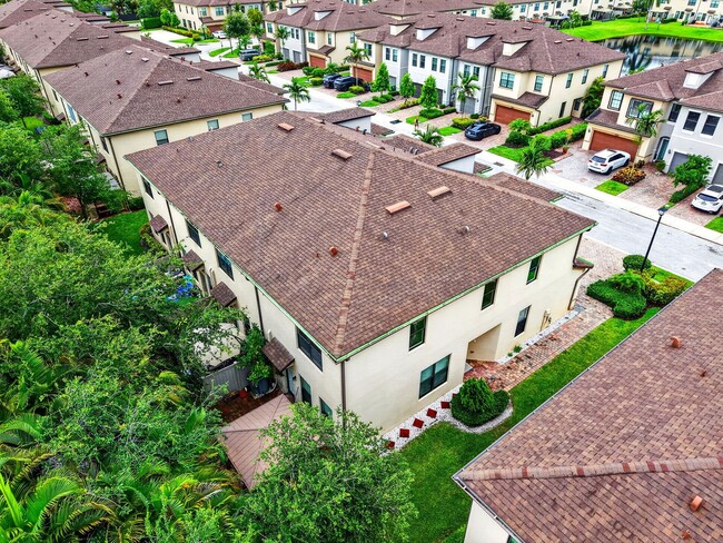 Building Photo - 2833 Troubadour St