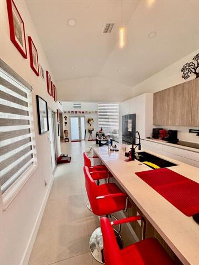 Building Photo - 1081 Wilshire Cir E