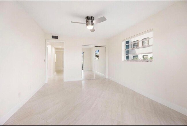 Building Photo - 401 Monaco Way