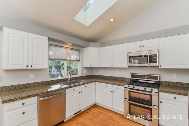 Building Photo - 3055 Ellesmere Dr