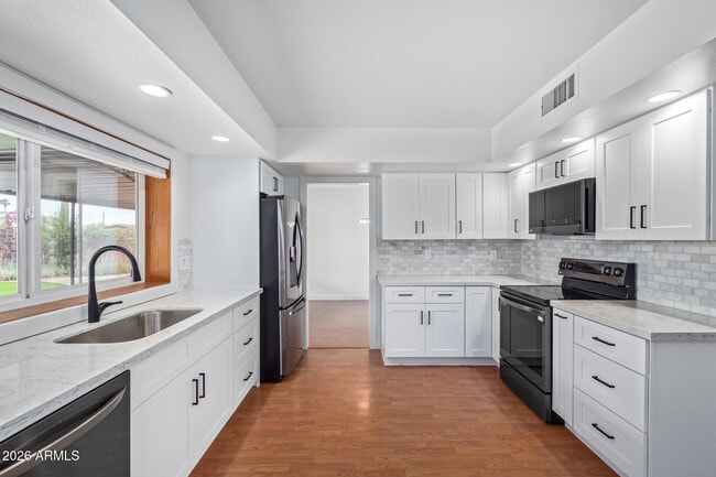 Building Photo - 2111 S River Dr