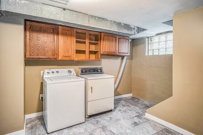 Building Photo - 1321 Bemis St SE