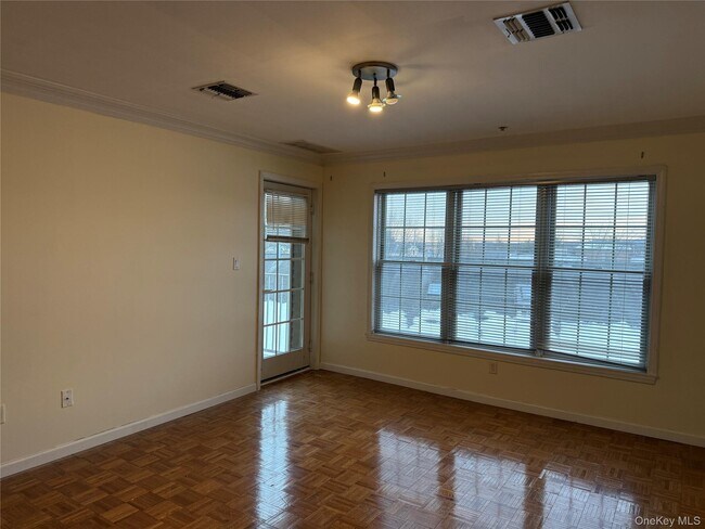 Building Photo - 3 Cross St