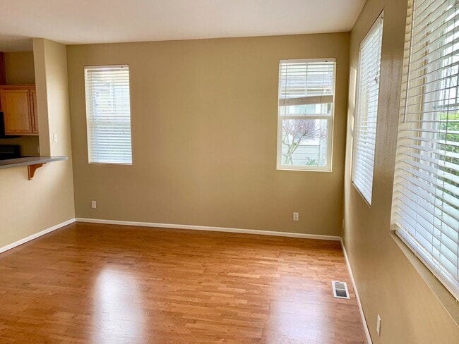 Building Photo - Beautiful 3 bed 2.5 bath Home with 2 car garage