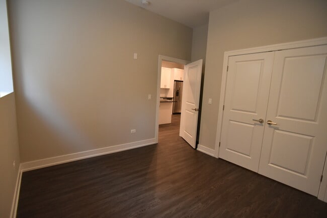 Building Photo - 1730 W Greenleaf Ave