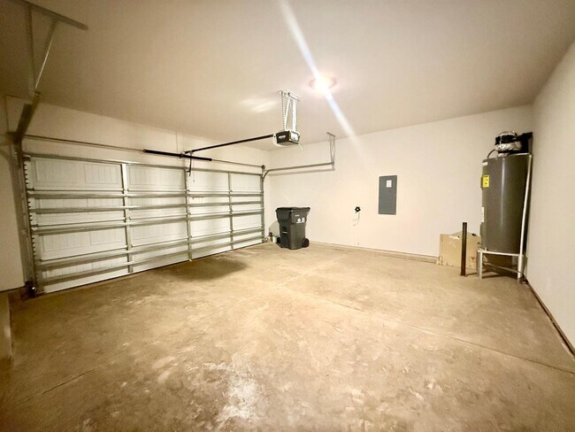 Building Photo - 6200 Lowe Ln