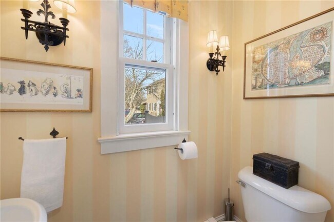 Building Photo - 68 Sachuest Way