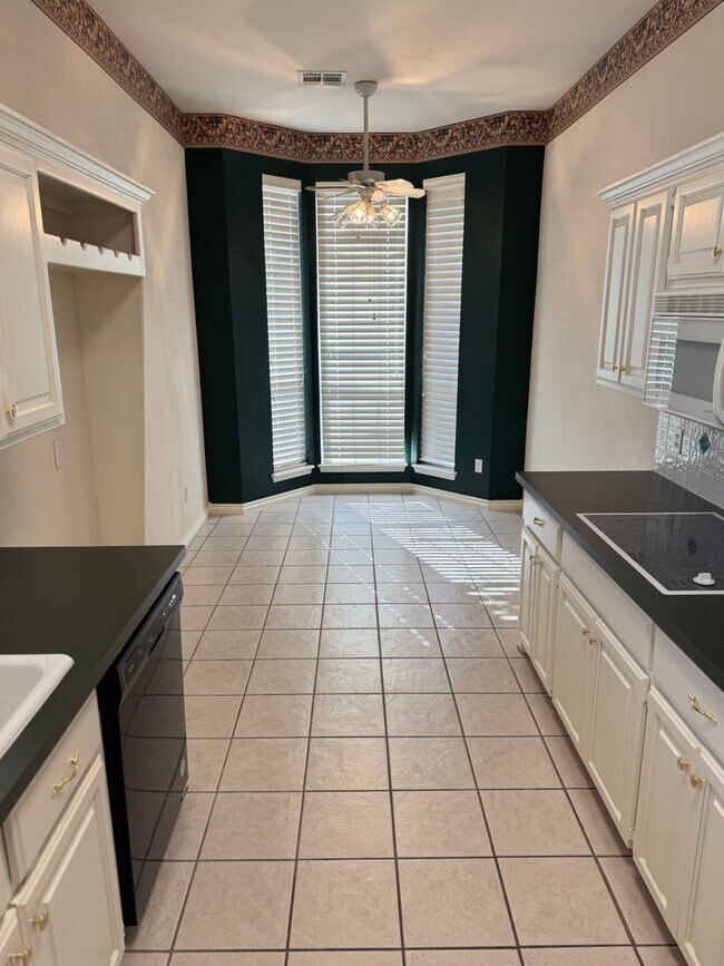 Building Photo - 3813 Tudor Cir