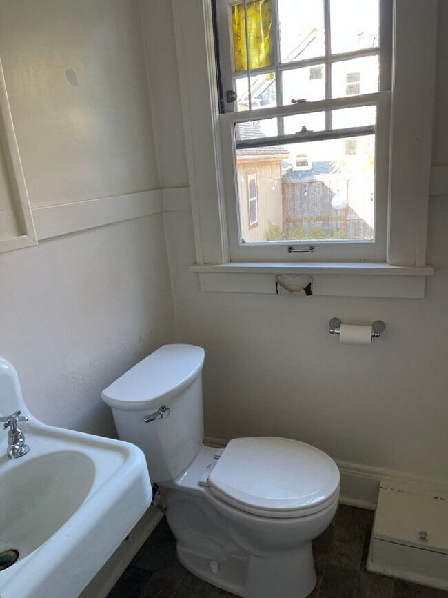 Building Photo - Cro02 - NW Northrup