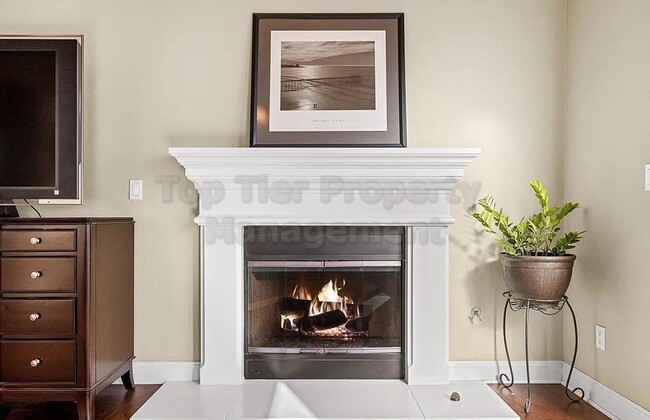 Building Photo - Luxurious Mediterranean 4 bed / 3 bath / 3...