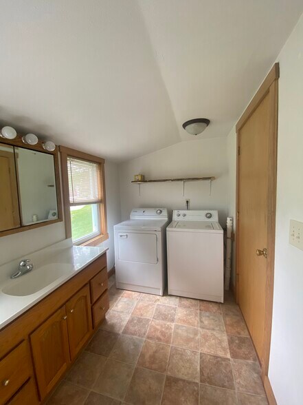 Building Photo - 6086 Southwest Ln
