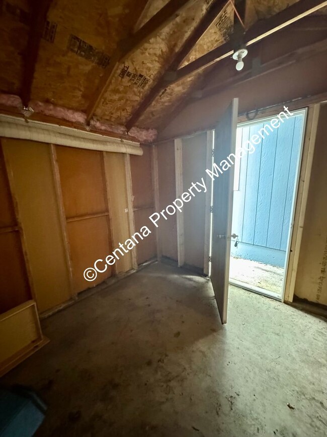 Building Photo - 3 Bed 1 Bath located on the flats