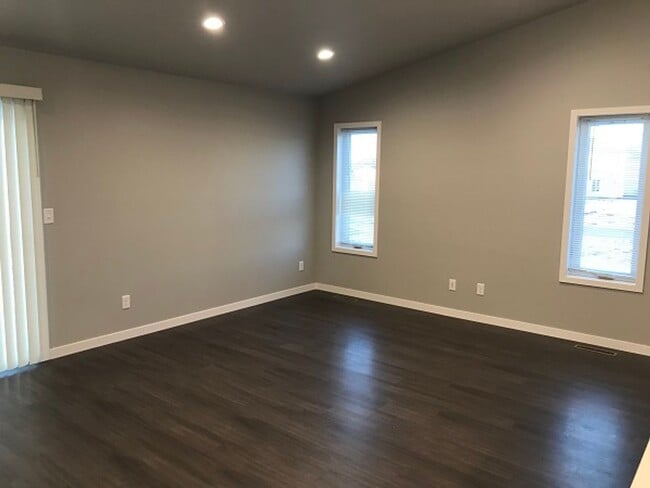 Building Photo - 4 Bed 3 Bath Single Family Home