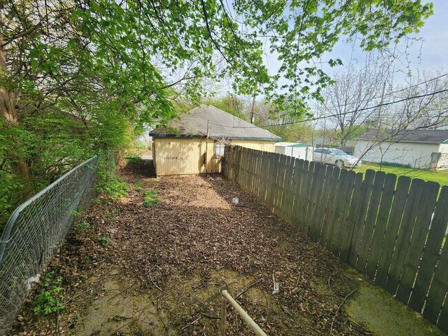 Building Photo - E Fairview, 205-207